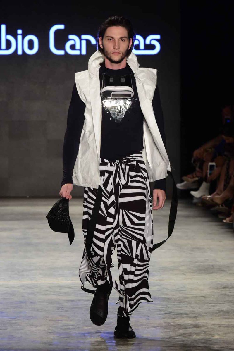 MaleFashTrends's tweet photo. Fábio Caracas presenta su desfile en la Dragao Fashion Week Brazil con una visión a doso tonos del look urbano → https://t.co/Vig2A0HHiN #DFHOUSE #DFB2018 https://t.co/2G3EFLX5PY