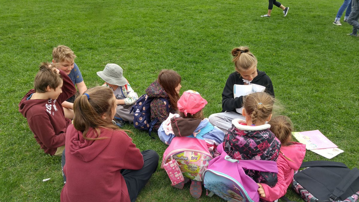mshoo87's tweet photo. Wasn't as warm outside today, but we still enjoyed some D.E.A.R. to end off #EducationWeek with our Kindergarten buddies 📚⛅ @MajorBallachey @GEDSB https://t.co/YRJovQXXZE