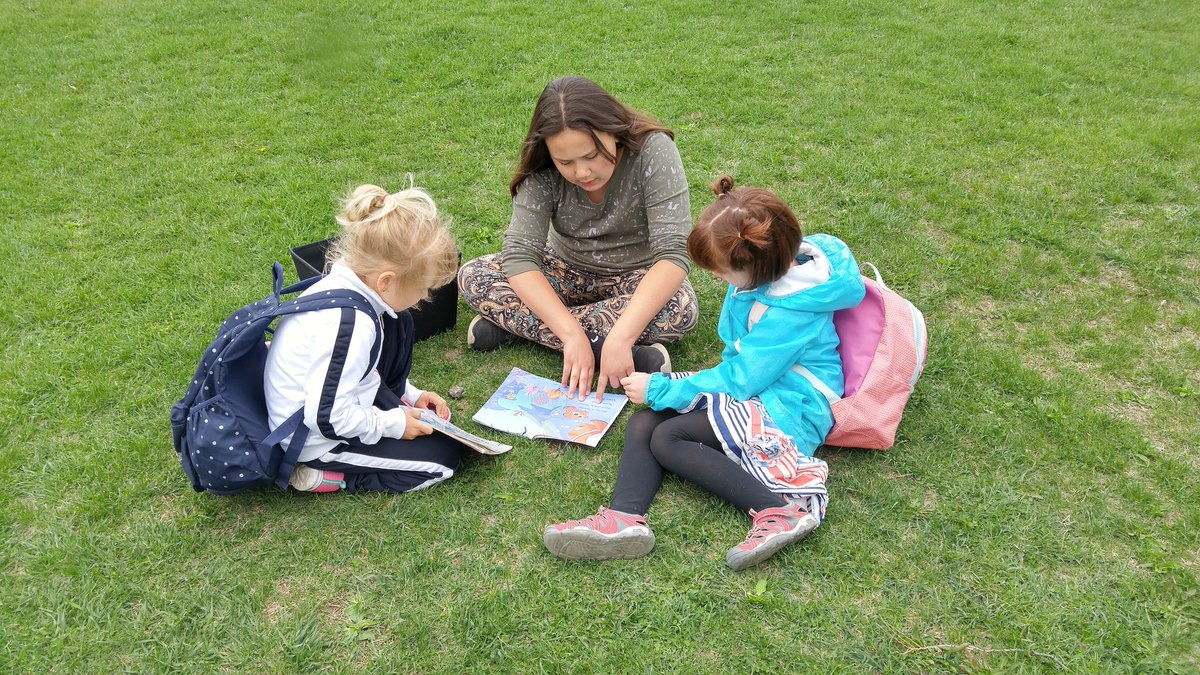 mshoo87's tweet photo. Wasn't as warm outside today, but we still enjoyed some D.E.A.R. to end off #EducationWeek with our Kindergarten buddies 📚⛅ @MajorBallachey @GEDSB https://t.co/YRJovQXXZE