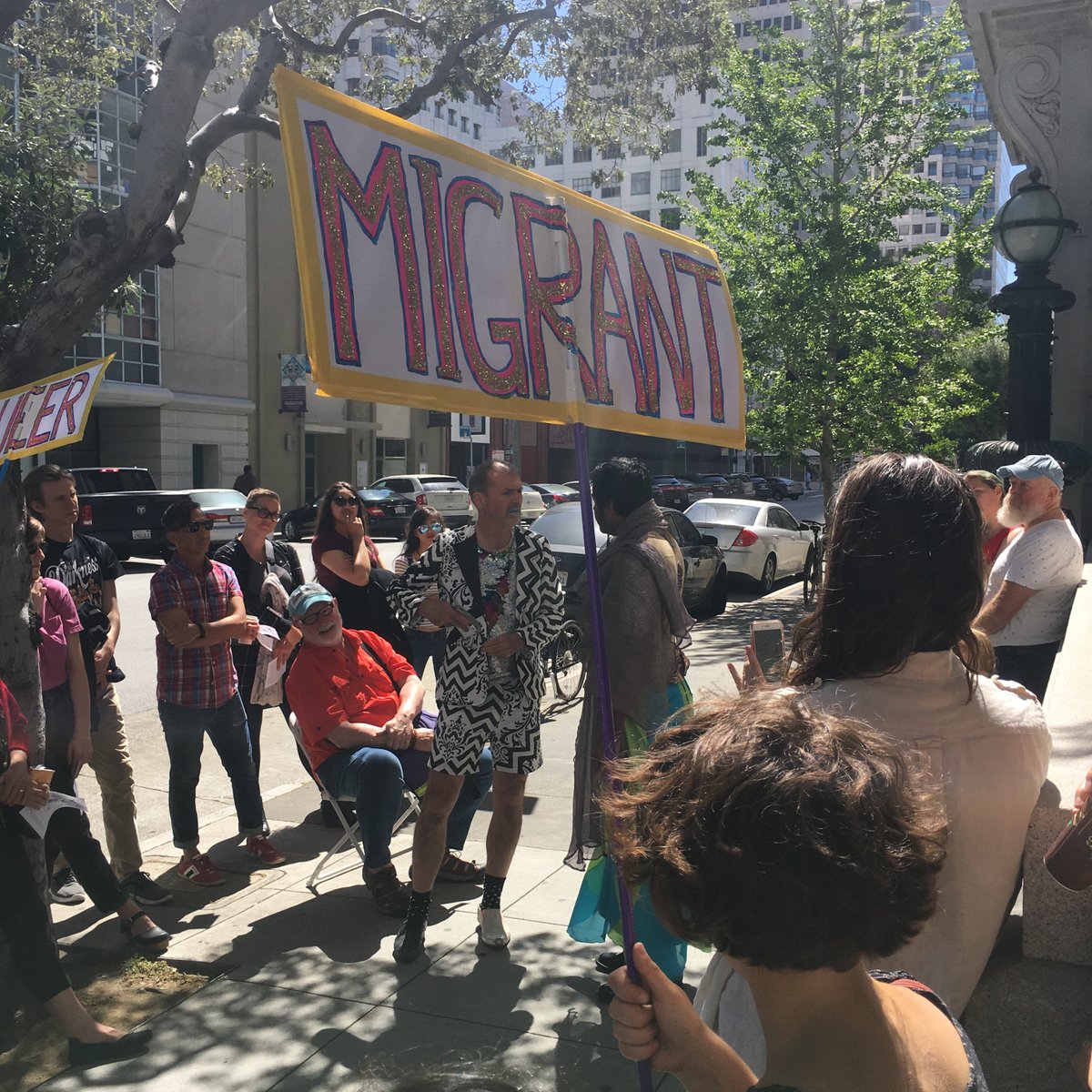 KQEDarts's tweet photo. #QueerMigrants: Right now outside of San Francisco US Customs and Immigration and Homeland headquarters, a powerful onsite performance by J Jha and Keith Hennessy of Circo Zero.
📷: Siouxsie Oki / @KQED https://t.co/eR22z0GTW2