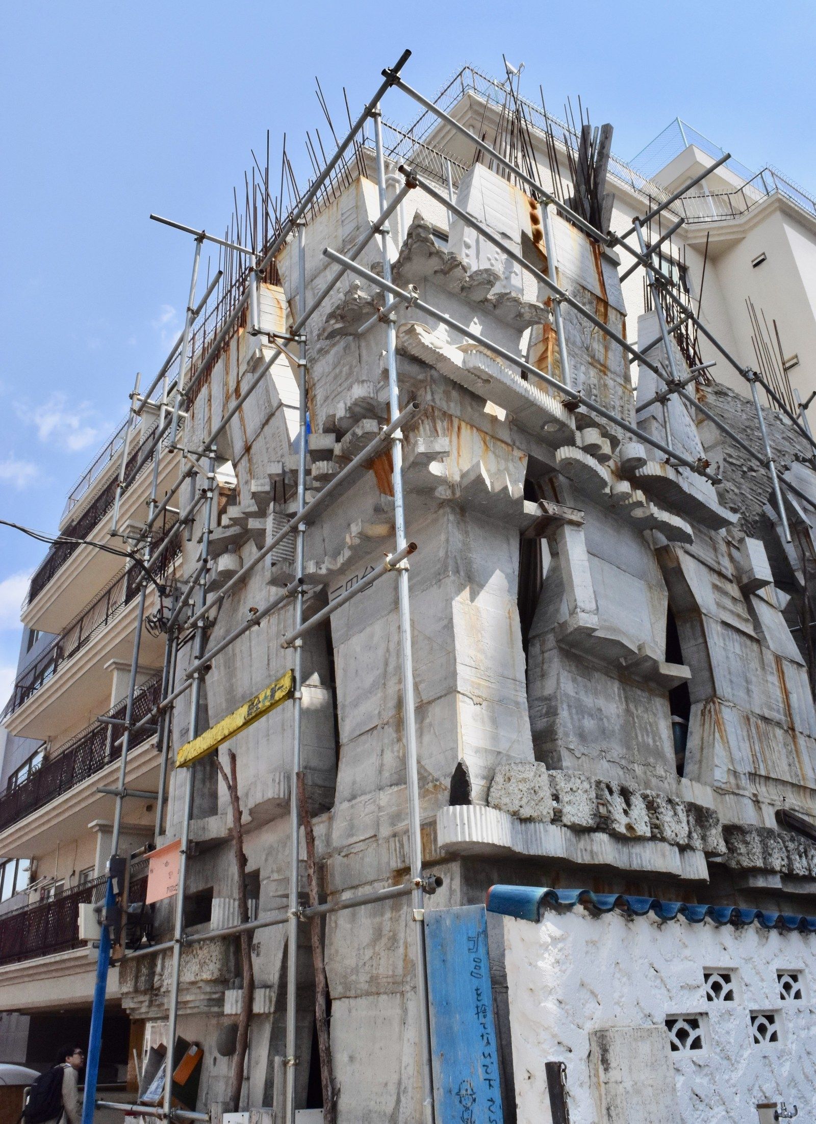 佐々木俊尚 セルフビルドでビル建築ってすごいですね 東京の三田で着工してすでに12年 ホームセンターで資材を買い セメントに 混ぜる砂や砂利は生コンクリートの業者から調達する 効率や合理性は度外視 日本のサグラダ ファミリアを建て続ける男が