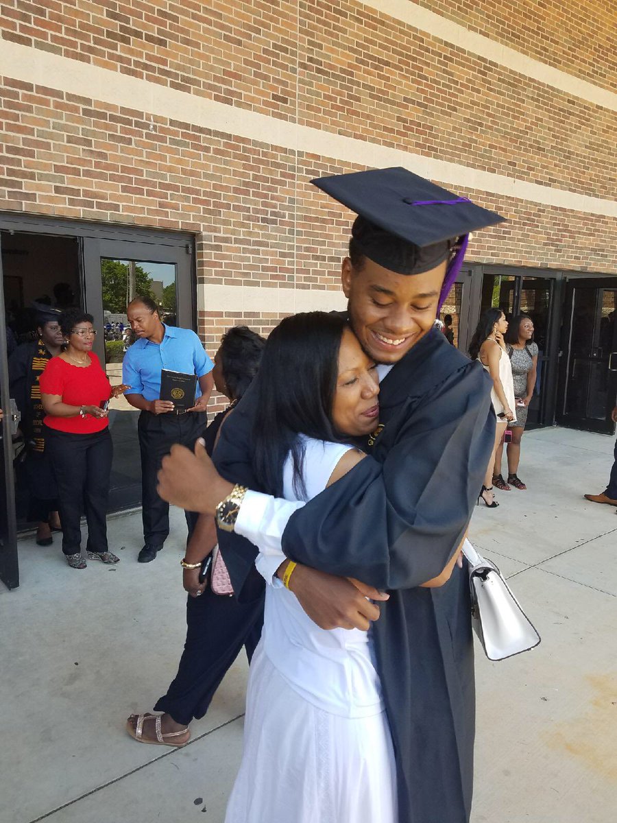 PerryMurray_'s tweet photo. Walked across the stage today and heard a proud black mother scream “That my baby!! Mama Loves you”.... I Love you too ma, we did it 🎓😘 https://t.co/nlu1dei6Hg