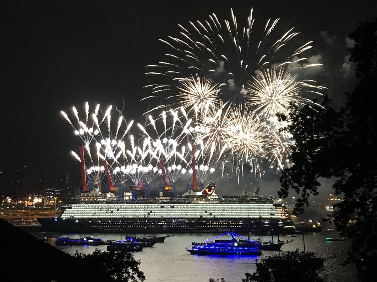 marcusputtich's tweet photo. @tuicruises #MeinSchiff1 has been named in #Hamburg! #OldNameNewLove #OneMomentInTime #TheJourneyContinues #OneFleetOneCrew https://t.co/eMhuGAj33Z
