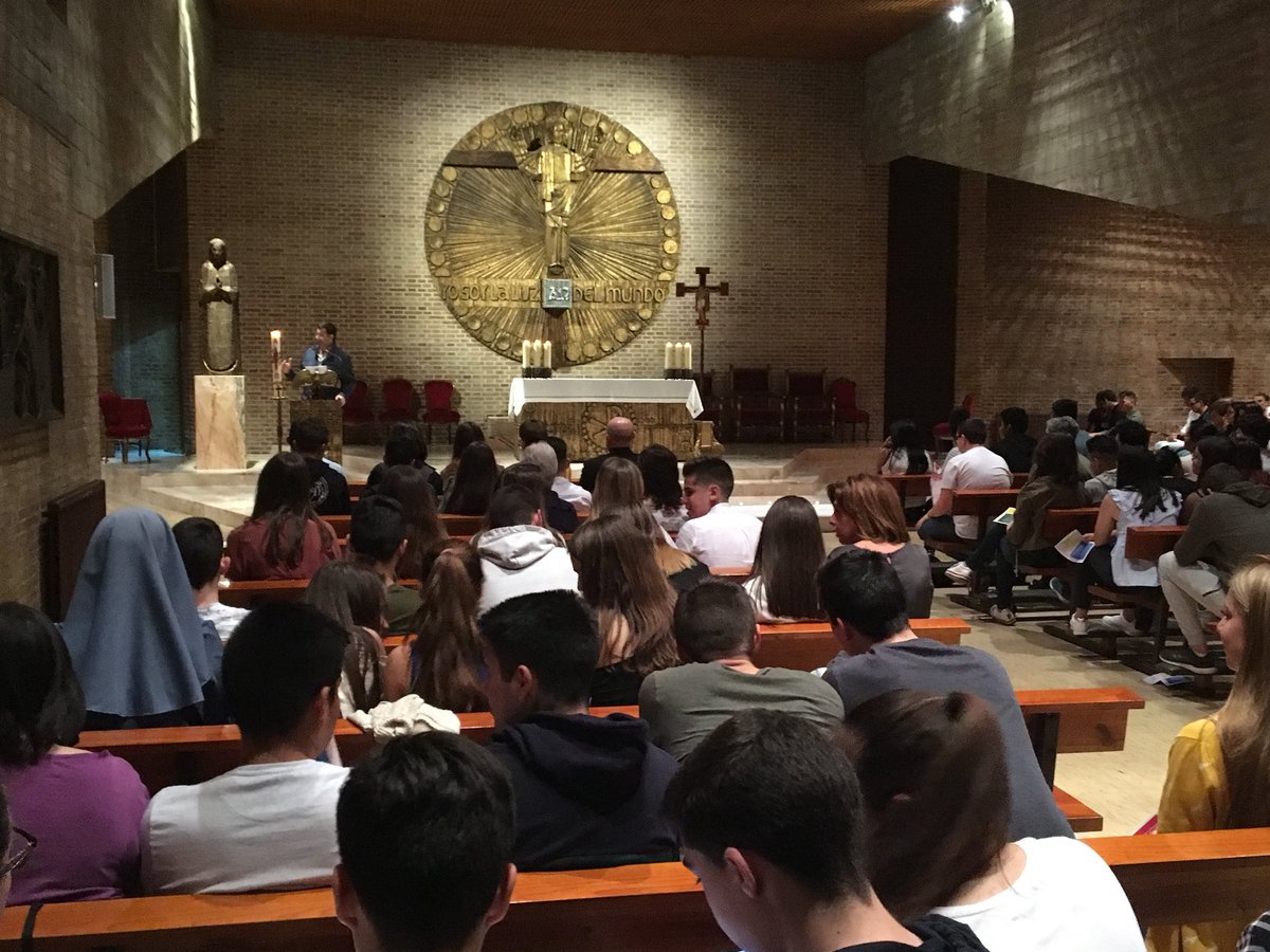 catezaragoza's tweet photo. Comienza el @EONEZGZ como culminación del #EncuentroDiocesanoConfirmandos con @Arzobispo_ZGZ @ArchiZaragoza @SeminarioZgz @ZgzPj https://t.co/vKEFyNYjcl