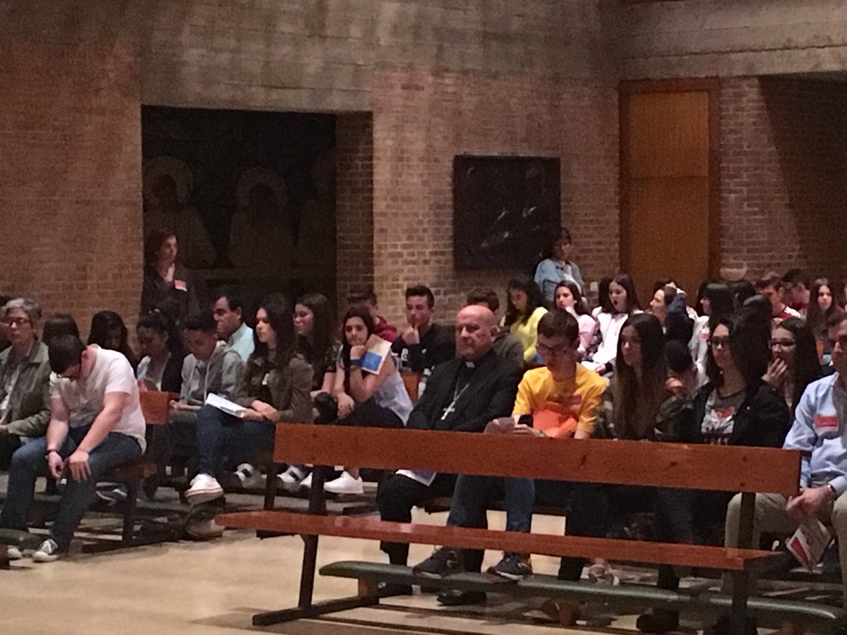 catezaragoza's tweet photo. Comienza el @EONEZGZ como culminación del #EncuentroDiocesanoConfirmandos con @Arzobispo_ZGZ @ArchiZaragoza @SeminarioZgz @ZgzPj https://t.co/vKEFyNYjcl