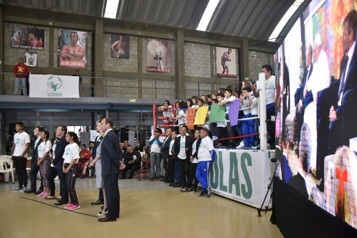 raymundocruzmx's tweet photo. CHÁVEZ Y EL PAPA CONVIVEN 

@Jcchavez115 acudió a un gimnasio de #Iztapalapa donde realizó una videoconferencia con el Papa Francisco, el cual dio palabras de aliento a los que entrenan box.  

#Entera2 #PorlaTarde #Box #ElCésar #PapaFrancisco #Vaticano @Pontifex_es @RayoVen JA https://t.co/YRA2x9URX1