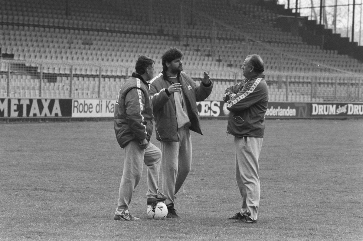 OldFootball11's tweet photo. #Ajax coaches #SpitzKohn #BarryHulshoff and #BobbyHaarms (May 1988).
📷 Rob Bogaerts / Anefo https://t.co/RscFzfQzq5