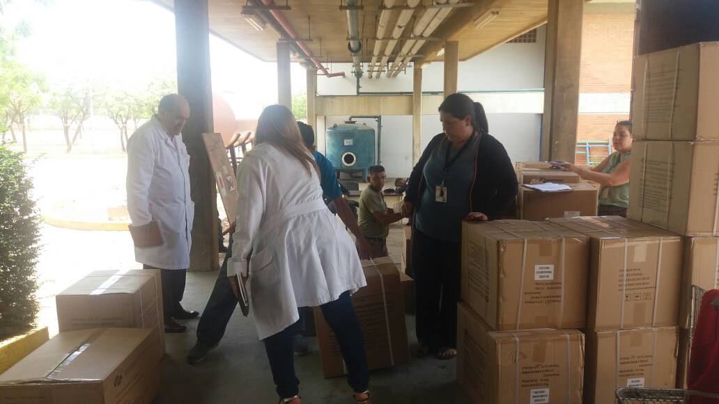 benitocapri's tweet photo. 1.- El Pdte. @NicolasMaduro en pro a la Salud, envía a través del @MPPSalud desde almacenes del SEFAR, dotación de insumos médicos al Zulia, son enviados directo al centro de salud https://t.co/1o6WM9aY5p