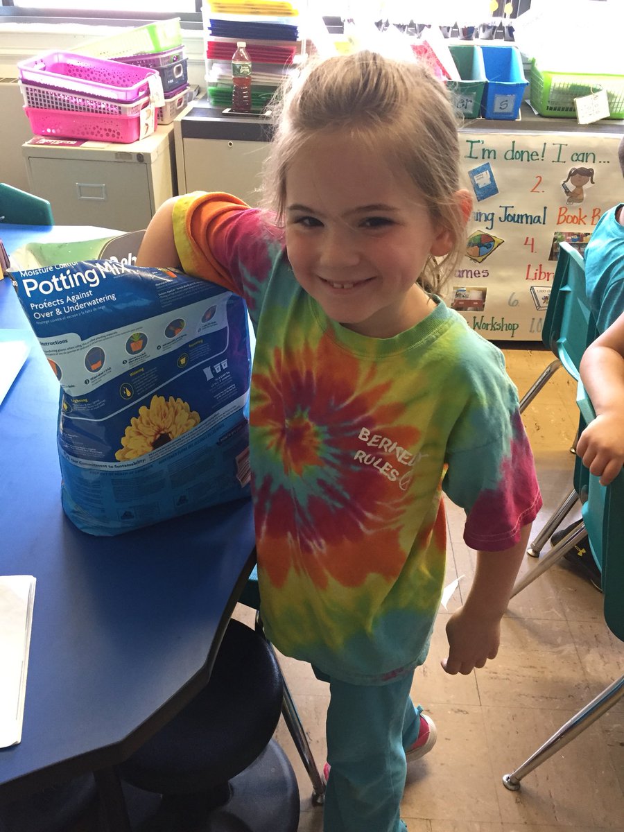 JillianFormosa's tweet photo. 1-F had a blast planting pumpkin seeds! We are excited to watch each stage of the Life Cycle of a Plant! https://t.co/wslpVIdYNU