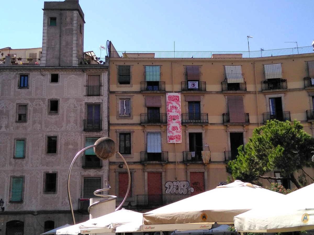 resistimalgotic's tweet photo. Al barri, 20% menys de població en 5 anys a causa d'especulació i turisme i la @gencat es ven el poc habitatge destinable al parc públic.
El veïnat d'Arai 3 ja va denunciar fa uns mesos que la Gene vol fer negoci amb l'edifici, q encara no ha estat subhastat.
#ForaEspeculadors!! https://t.co/wllxOyMRrd