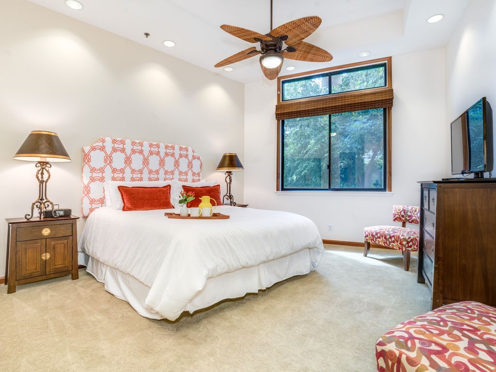 Oahucom's tweet image. FEATURED PROPERTY: Large Luxury Condo (avg $321/night)

Located in Waikiki, Honolulu, HI, USA
2 Bedrooms; 2.5 Bathrooms
Sleeps Up to 8 people
Minimum Stay: 2-5 Nights

buff.ly/2HXZXn3

Visit more properties: buff.ly/2oXhbpd 
#hawaii #vacationrental
 #holiday