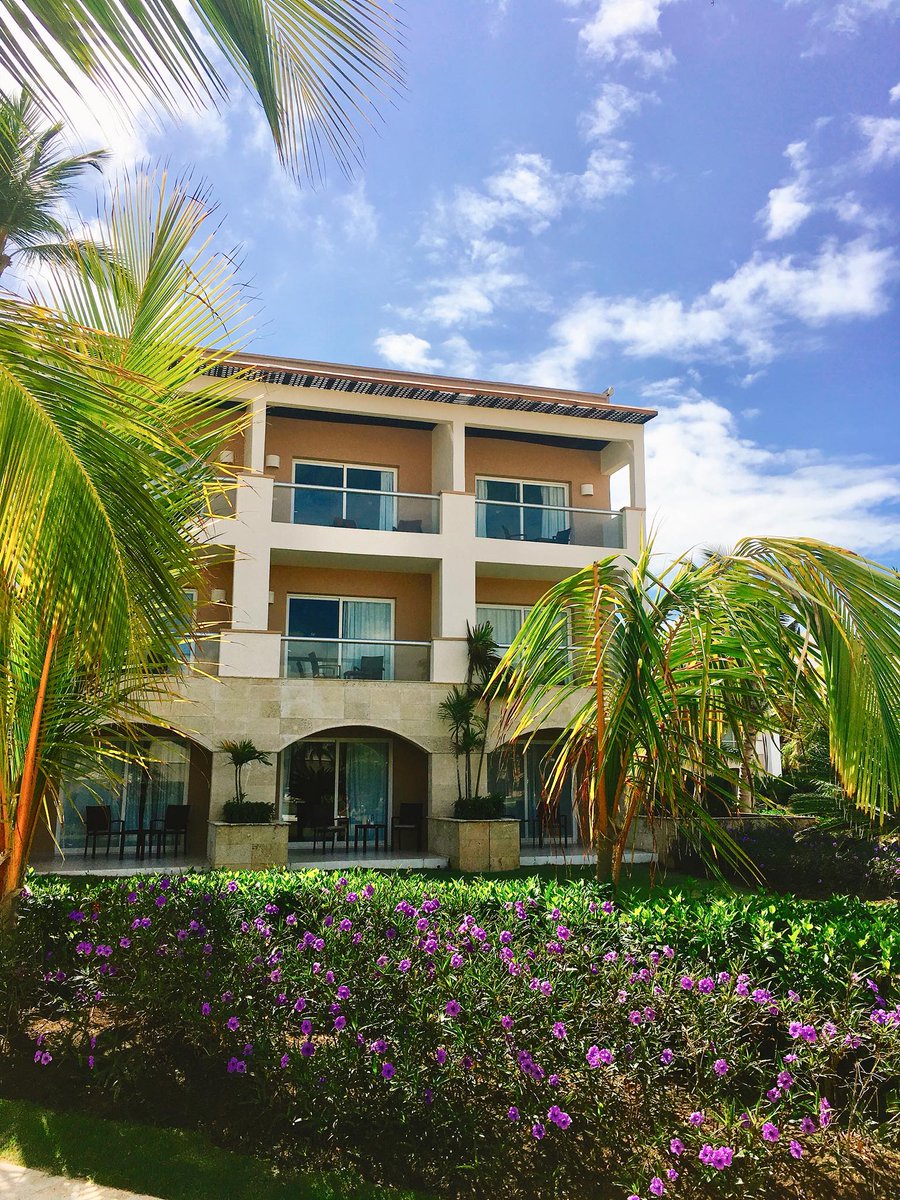 2MonkeysTravel's tweet photo. That 3rd floor and 2nd room from the right is our Ocean View Deluxe room ❤️  @HideawayRpc #HideawayRPC @GoDomRep #myDR #goDomRep #RoyaltonResorts @RoyaltonPCana https://t.co/nGVz6ygOq1