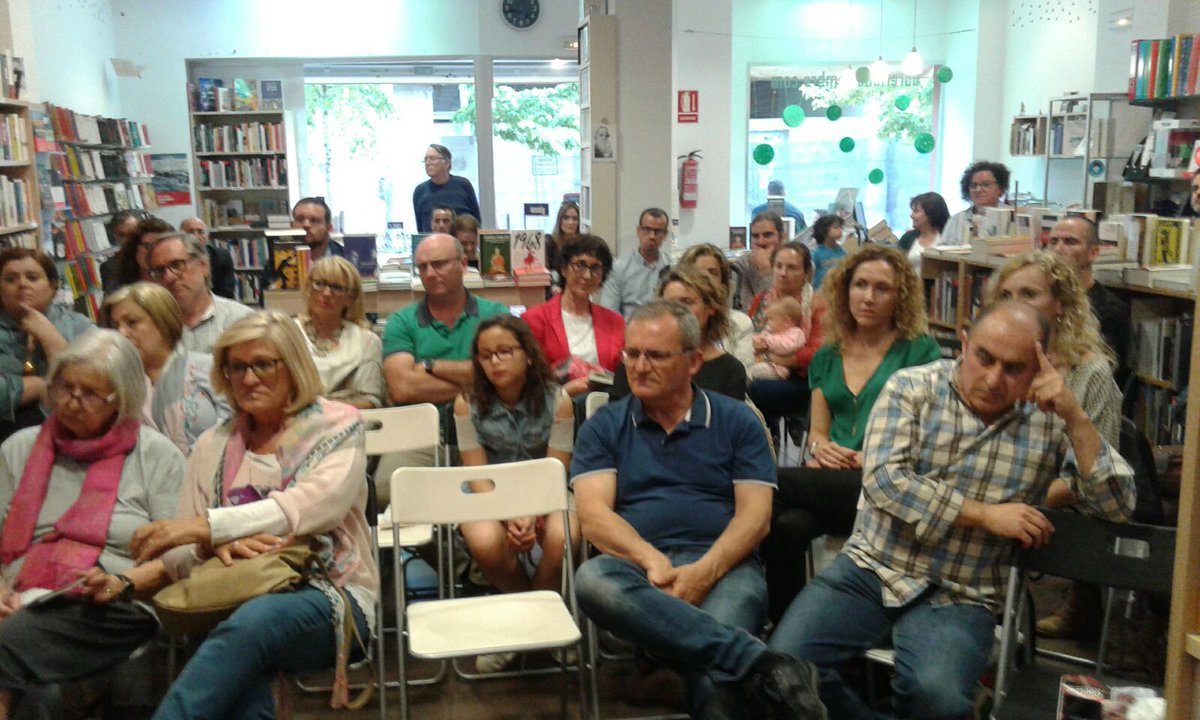 castello_negre's tweet photo. . @PereCervantes nos ha presentado Golpes, galardón Letras del Mediterráneo 2018. Este ha sido el ambiente en la librería Noviembre de Benicàssim. #BenicàssimNegre #CSN2018 https://t.co/syXagjkt9c