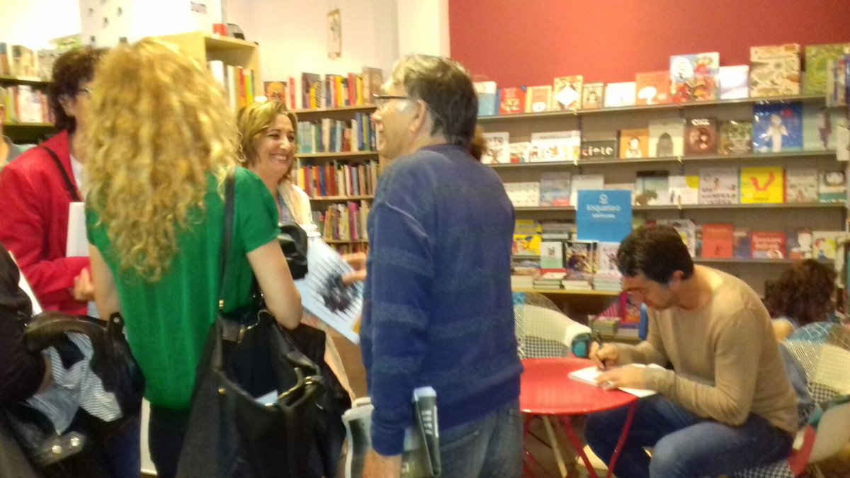 . @PereCervantes nos ha presentado Golpes, galardón Letras del Mediterráneo 2018. Este ha sido el ambiente en la librería Noviembre de Benicàssim. #BenicàssimNegre #CSN2018