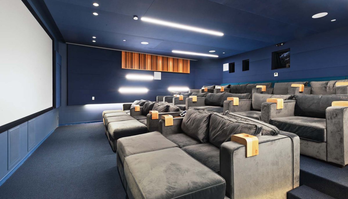 NYFinancialLabs's tweet photo. Happy Friday! Here's an image of the screening room in our lab in Hollywood. If you're in the Hollywood Lab area, be sure to ask about the network access package as well. https://t.co/v7AjRevcgy