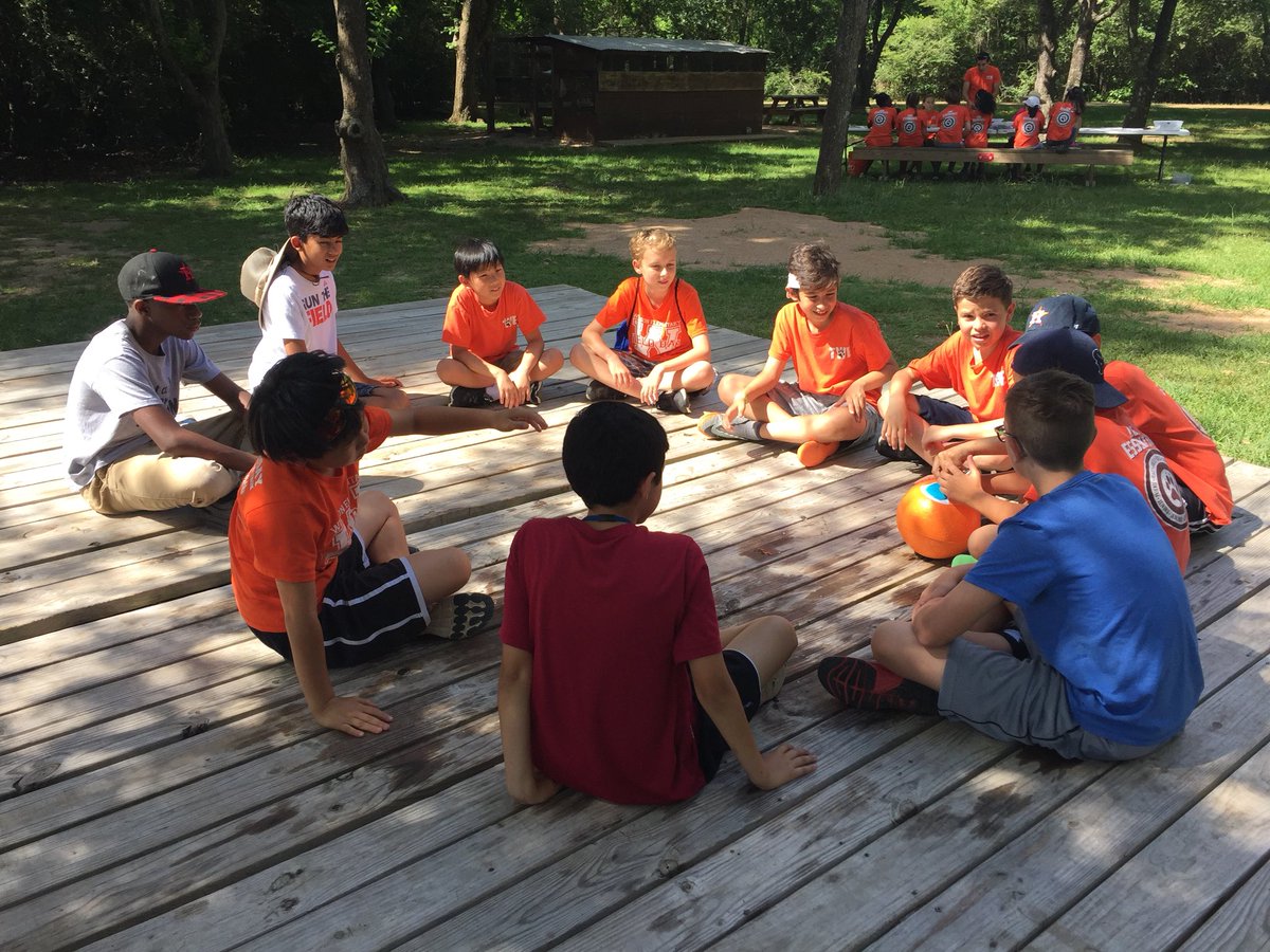 ChristyHuse's tweet photo. Making ice cream and wood chip necklaces #twehowl #fishingfieldtrip #chattyclass https://t.co/B8JLcKsp7U