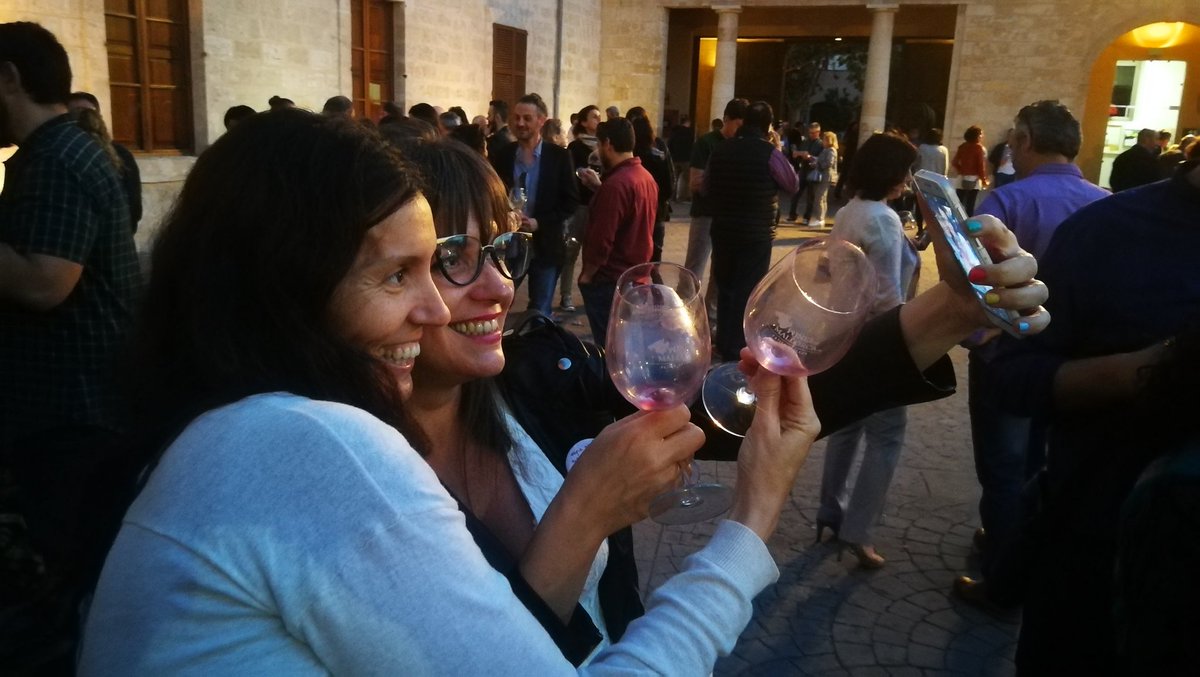 petitscellers's tweet photo. Selfies,. somriures i vins... així és la #nitdelvi. https://t.co/2otShm7Phn