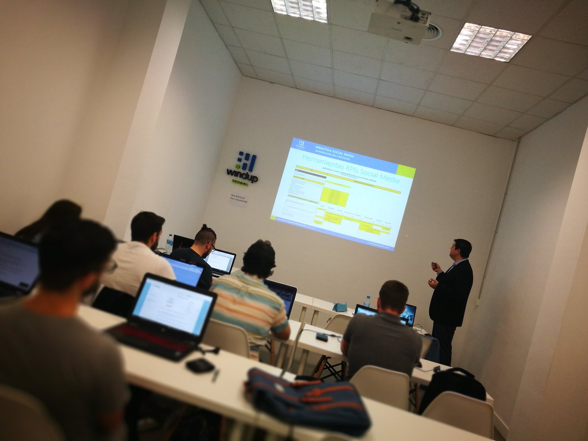 WindupTraining's tweet photo. ¿Qué #KPIs eligen nuestros alumnos para sus proyectos? 🤔 @alfredohdezdiaz ayuda a poner en marcha los objetivos para medir resultados en #RRSS 😎 #MasterMkWindupVS #AprendeHaciendo 👏 https://t.co/9A0PeTadWI