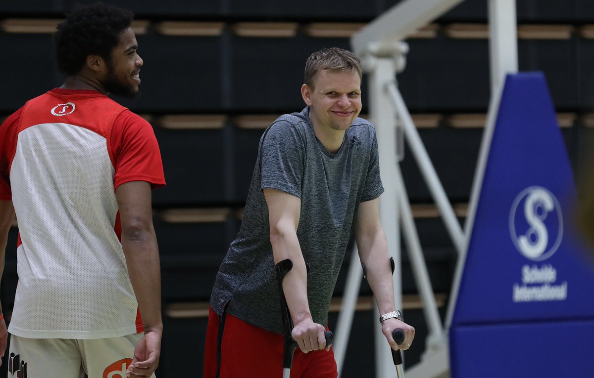 salonvilpas's tweet photo. Valmiina taisteluun! 💪🏽 3.finaali huomenna klo 17.15 Salohallissa!🔴⚪️
📸 @VilleVuorinen42
#finalmood #pantterijahti #korisliiga https://t.co/g5ByKM7FDQ