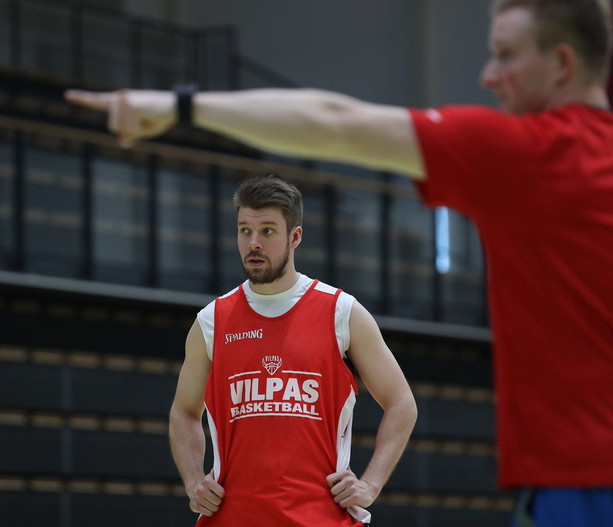 salonvilpas's tweet photo. Valmiina taisteluun! 💪🏽 3.finaali huomenna klo 17.15 Salohallissa!🔴⚪️
📸 @VilleVuorinen42
#finalmood #pantterijahti #korisliiga https://t.co/g5ByKM7FDQ