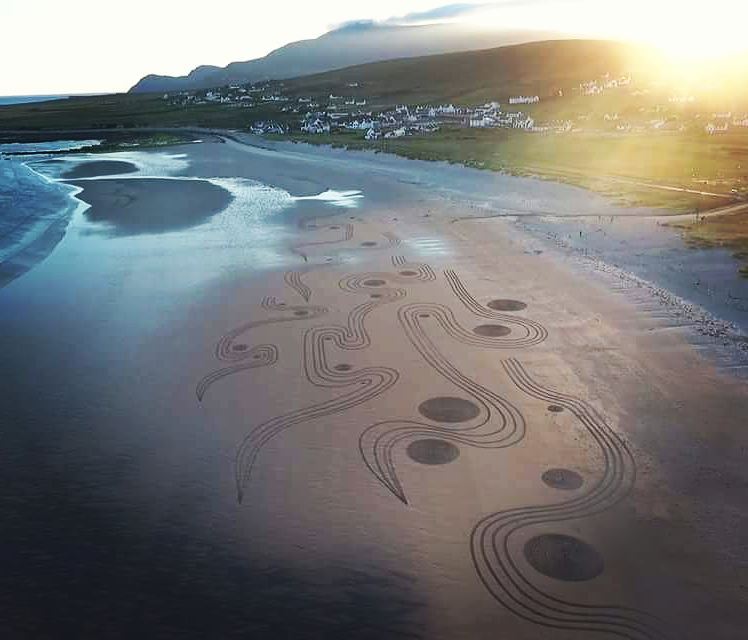 canalacultura's tweet photo. #ILUSTRACIÓN sobre la #arena en distintas playas del mundo creadas por el #artista #SamDougados , sus instalaciones #efímeras juegan con #patrones en perspectiva y acuden al #3D sin el uso de #tecnología en #Francia+#Irlanda+#Marruecos+#España+#ReinoUnido+#Portugal https://t.co/6a6ZSzj5Lg