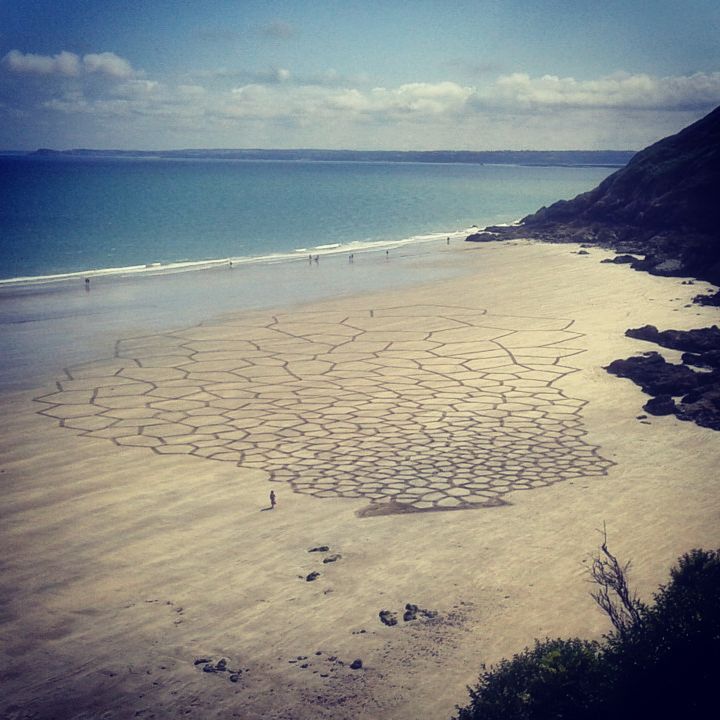 canalacultura's tweet photo. #ILUSTRACIÓN sobre la #arena en distintas playas del mundo creadas por el #artista #SamDougados , sus instalaciones #efímeras juegan con #patrones en perspectiva y acuden al #3D sin el uso de #tecnología en #Francia+#Irlanda+#Marruecos+#España+#ReinoUnido+#Portugal https://t.co/6a6ZSzj5Lg