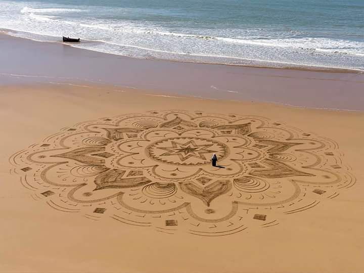 canalacultura's tweet photo. #ILUSTRACIÓN sobre la #arena en distintas playas del mundo creadas por el #artista #SamDougados , sus instalaciones #efímeras juegan con #patrones en perspectiva y acuden al #3D sin el uso de #tecnología en #Francia+#Irlanda+#Marruecos+#España+#ReinoUnido+#Portugal https://t.co/6a6ZSzj5Lg