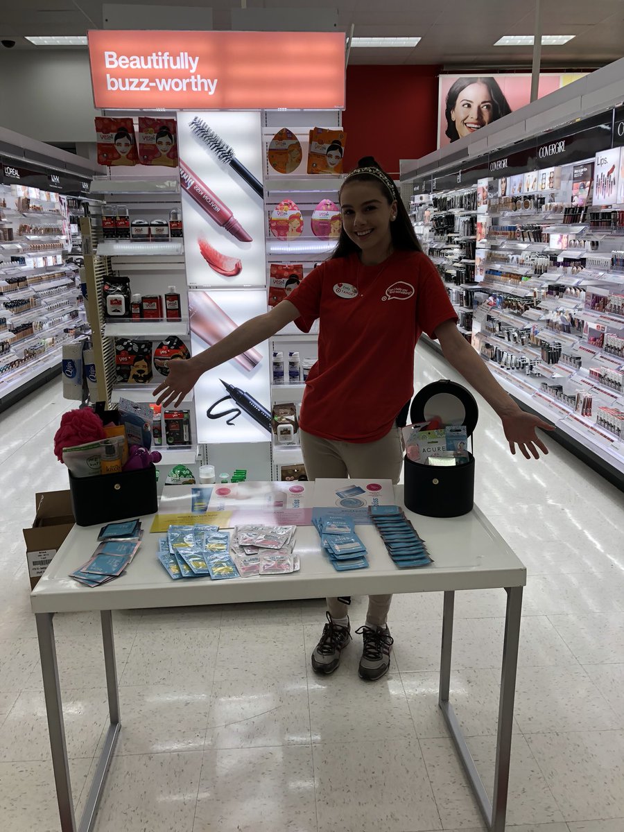 Brittyk07's tweet photo. Beauty consultant Emily educating our guests about Bliss!! #MothersDay #FindYourBliss #1063gettinafterit https://t.co/oVoCn8hqWA