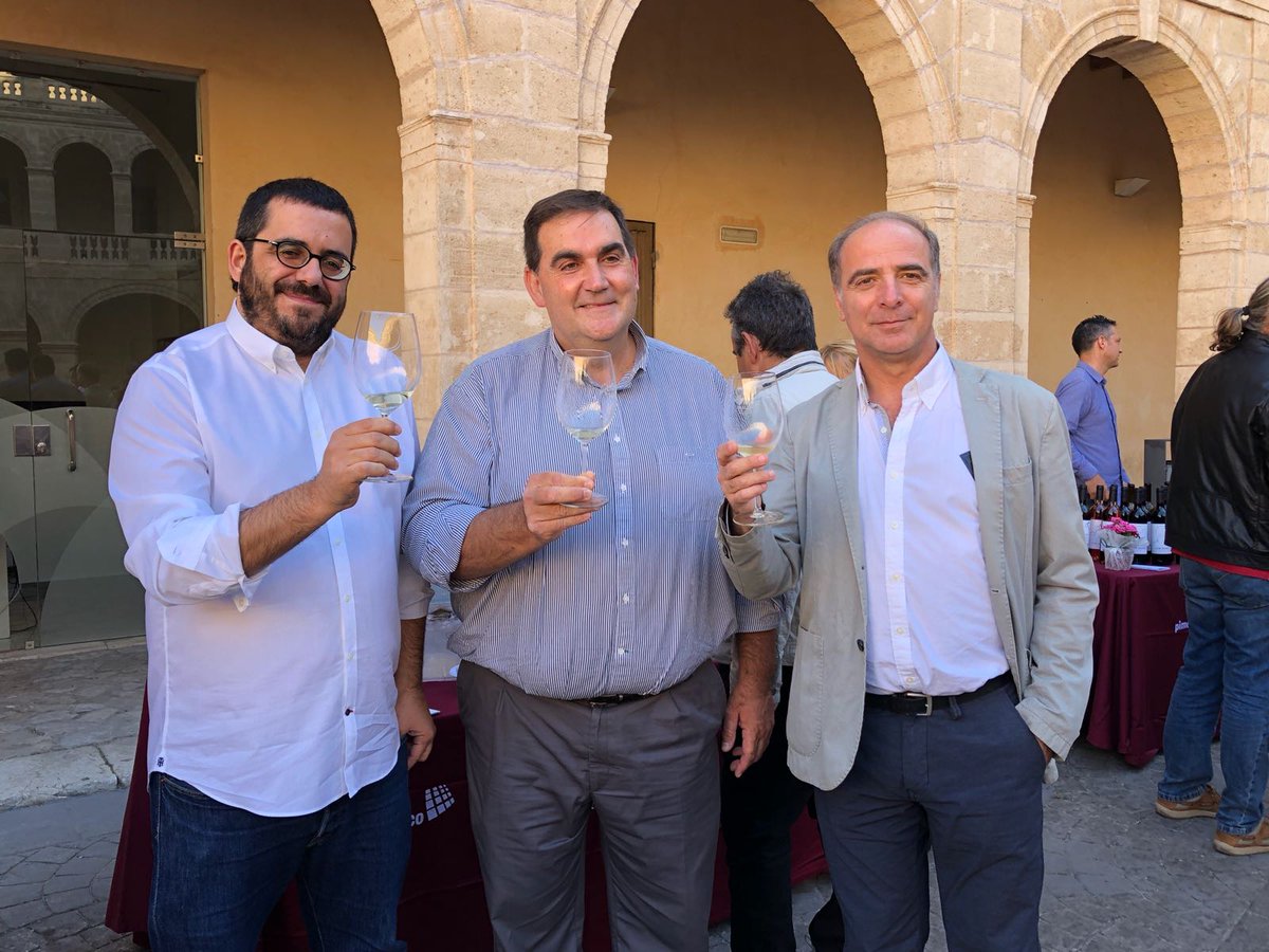 petitscellers's tweet photo. Salut a tots. Brindam pels grans vins  de Mallorca a la #nitdelvi https://t.co/S4BDtMenwv