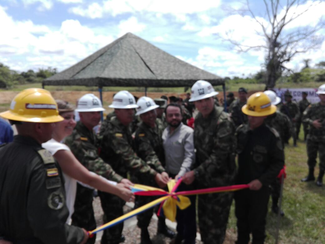 Ingenieros_EJC's tweet photo. El Sr. Coronel Roque Cdte de la Brigada Especial de #IngenierosMilitares en compañía del Sr. Mayor General Ricardo Gomez Nieto Cdte del @COL_EJERCITO y del Sr. Brigadier General Luis Emilio Cardozo del Cdo de @Ingenieros_EJC hacen entrega de los alojamientos K-span al #BAEEV9 https://t.co/sF23Nsxodx