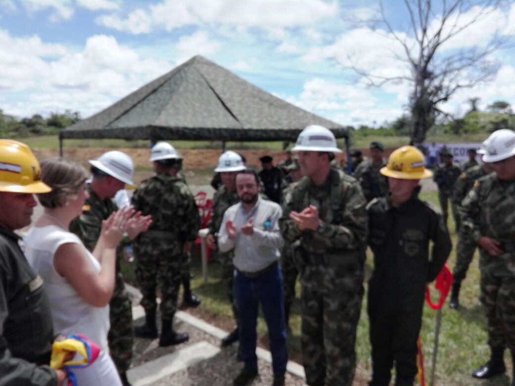 Ingenieros_EJC's tweet photo. El Sr. Coronel Roque Cdte de la Brigada Especial de #IngenierosMilitares en compañía del Sr. Mayor General Ricardo Gomez Nieto Cdte del @COL_EJERCITO y del Sr. Brigadier General Luis Emilio Cardozo del Cdo de @Ingenieros_EJC hacen entrega de los alojamientos K-span al #BAEEV9 https://t.co/sF23Nsxodx