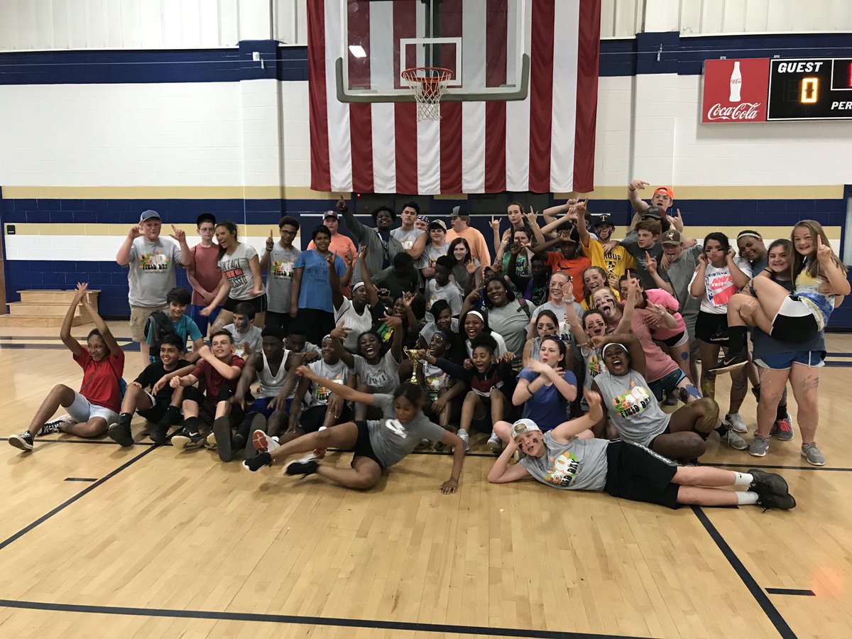 RobinsonJ_S's tweet photo. Team Milligan 2018 Field Day winners!!! 
#lcmscougarstrong https://t.co/tn6rE6txpo