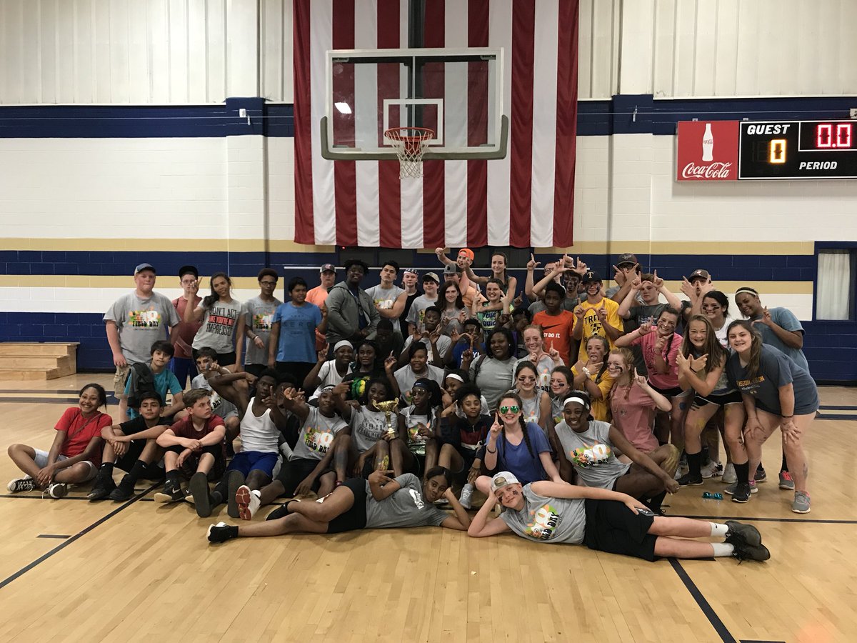 RobinsonJ_S's tweet photo. Team Milligan 2018 Field Day winners!!! 
#lcmscougarstrong https://t.co/tn6rE6txpo