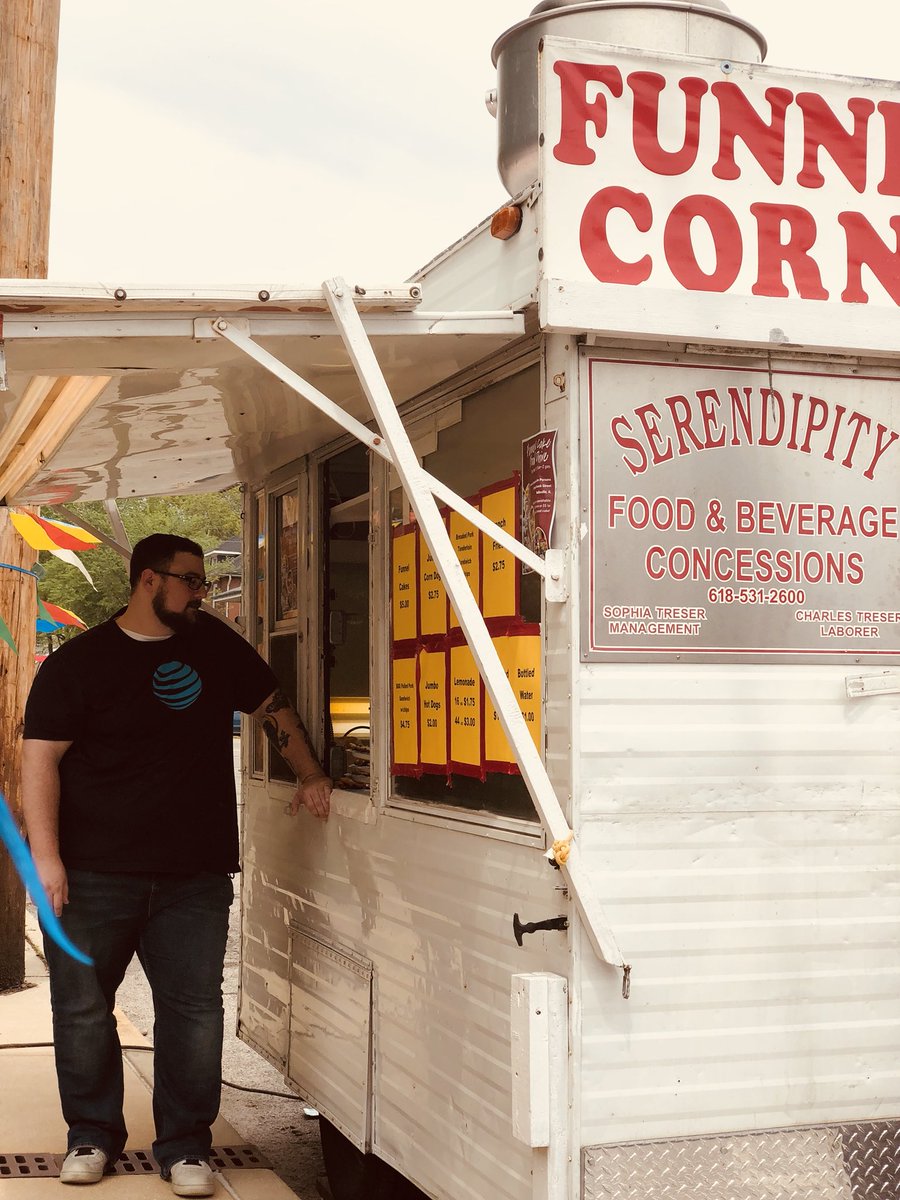 LayneLFinnegan's tweet photo. Donating to our #community is always so rewarding but at #AT&amp;T #Belleville, we’ve gotta admit, it’s extra sweet when you throw in a funnel cake! 😋😆 #chamberofcommerce #midstatesproud #powercentral @gwwinn6 @woolverton_b @JCollier33 https://t.co/Eg5DfsKEwu