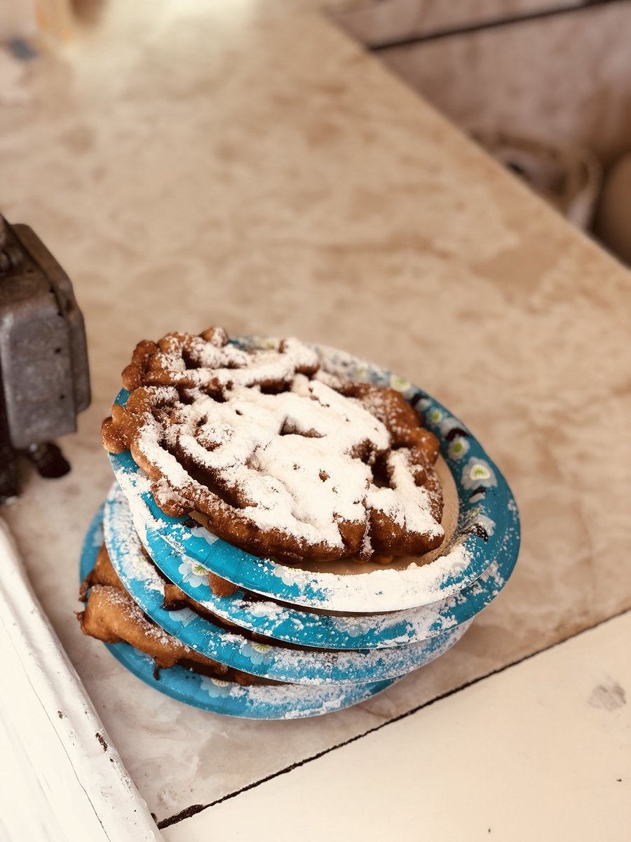 LayneLFinnegan's tweet photo. Donating to our #community is always so rewarding but at #AT&amp;T #Belleville, we’ve gotta admit, it’s extra sweet when you throw in a funnel cake! 😋😆 #chamberofcommerce #midstatesproud #powercentral @gwwinn6 @woolverton_b @JCollier33 https://t.co/Eg5DfsKEwu