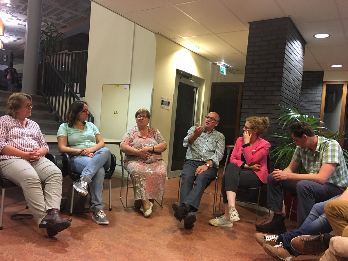 APolat_'s tweet photo. #d66dordrecht in gesprek met de #voedselbank #doen66 #d66 https://t.co/cJmznJ9efs