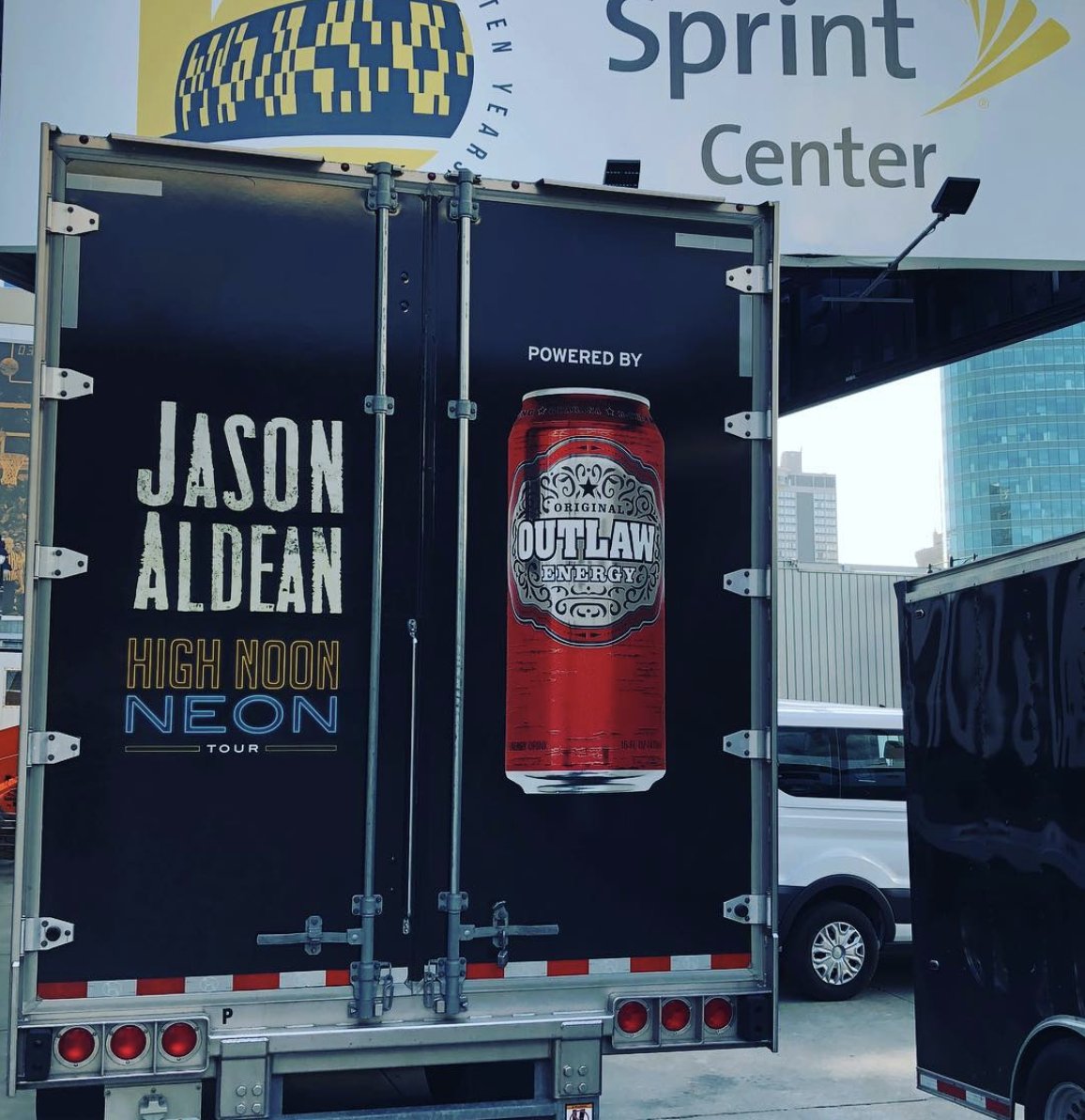 Jason_Aldean's tweet photo. The first night of the tour was a blast in KC. We are gonna light it up in Peoria tonite!!!#outlawenergy #highnoonneontour2018 #ad🔥🔥🔥 https://t.co/eWamz0v1gI