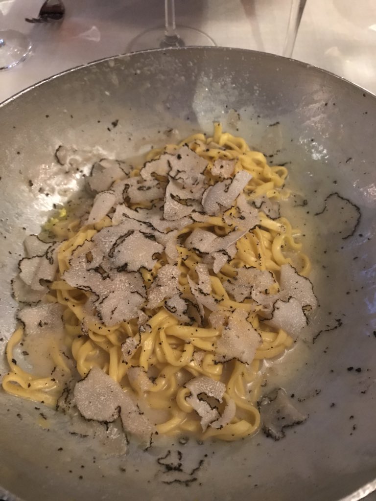 MrKlang's tweet photo. @NippeSoderberg @OlaHansson12 @SMGuld2021 Det är inte 10€-sedlar på pastan, det är 50€-sedlar........#tryffel #swischa https://t.co/39JR7cQTGy