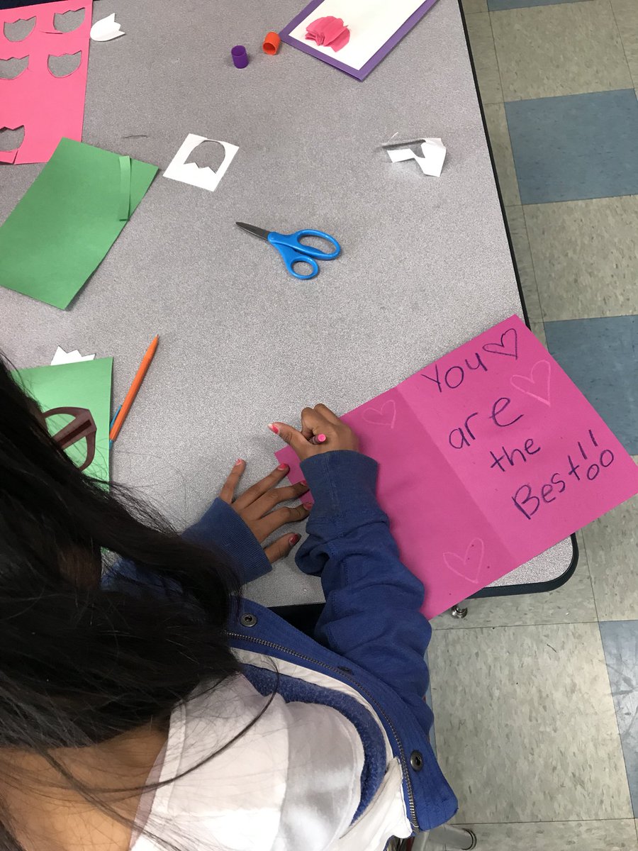 MissUmmel's tweet photo. Showering our mothers with love by making homemade cards on this rainy Friday afternoon. 🌷☔️❤️ #teampershing #d100pride https://t.co/LItjkIdp9y