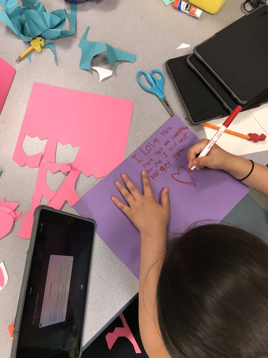 MissUmmel's tweet photo. Showering our mothers with love by making homemade cards on this rainy Friday afternoon. 🌷☔️❤️ #teampershing #d100pride https://t.co/LItjkIdp9y