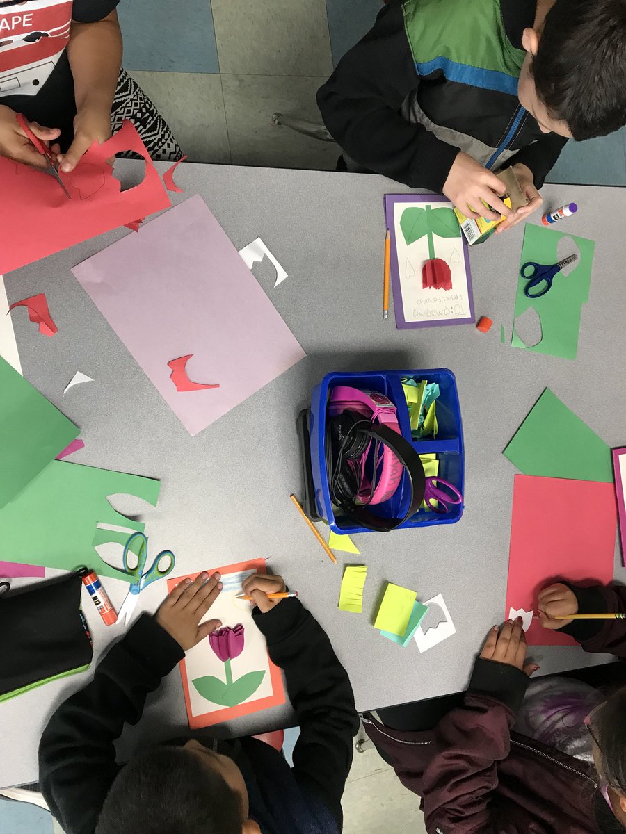 MissUmmel's tweet photo. Showering our mothers with love by making homemade cards on this rainy Friday afternoon. 🌷☔️❤️ #teampershing #d100pride https://t.co/LItjkIdp9y