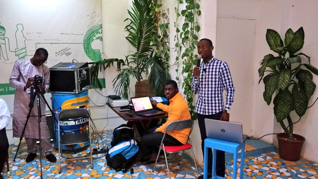 SG_labinno's tweet photo. Fabrice Koffi : "lorsque nous sommes arrivés au #LabInnoSG, nous avions juste des maquettes de notre idée et aujourd'hui nous avons une application mobile de comptabilité simplifiée, un business model et un business plan" #FinIncubation #Hackathon #Larbreapalabres @JklDakar https://t.co/mHDZOFVxXu