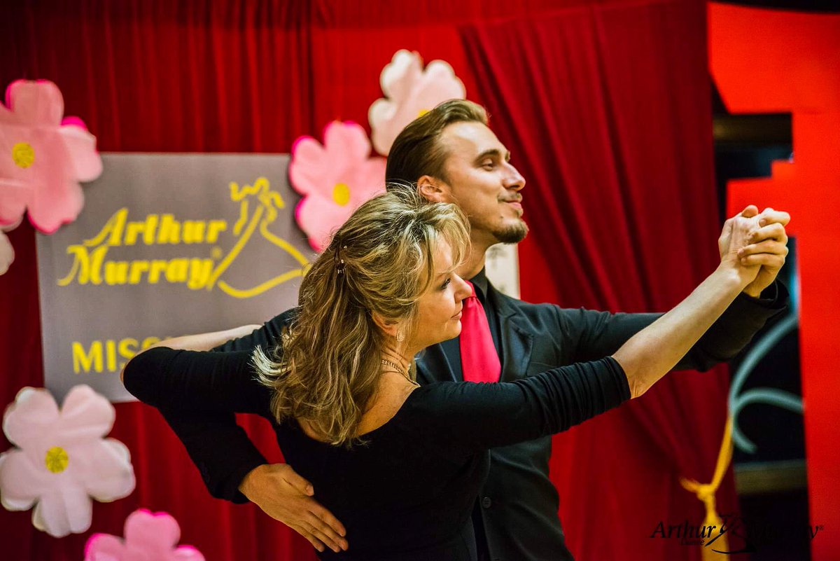 ArthurMurrays's tweet image. ✨Happy Friday! ✨Celebrate the upcoming weekend by #dancing ☎️ : 905-507-1921 #AMLifeStyle #arthurmurraymississauga