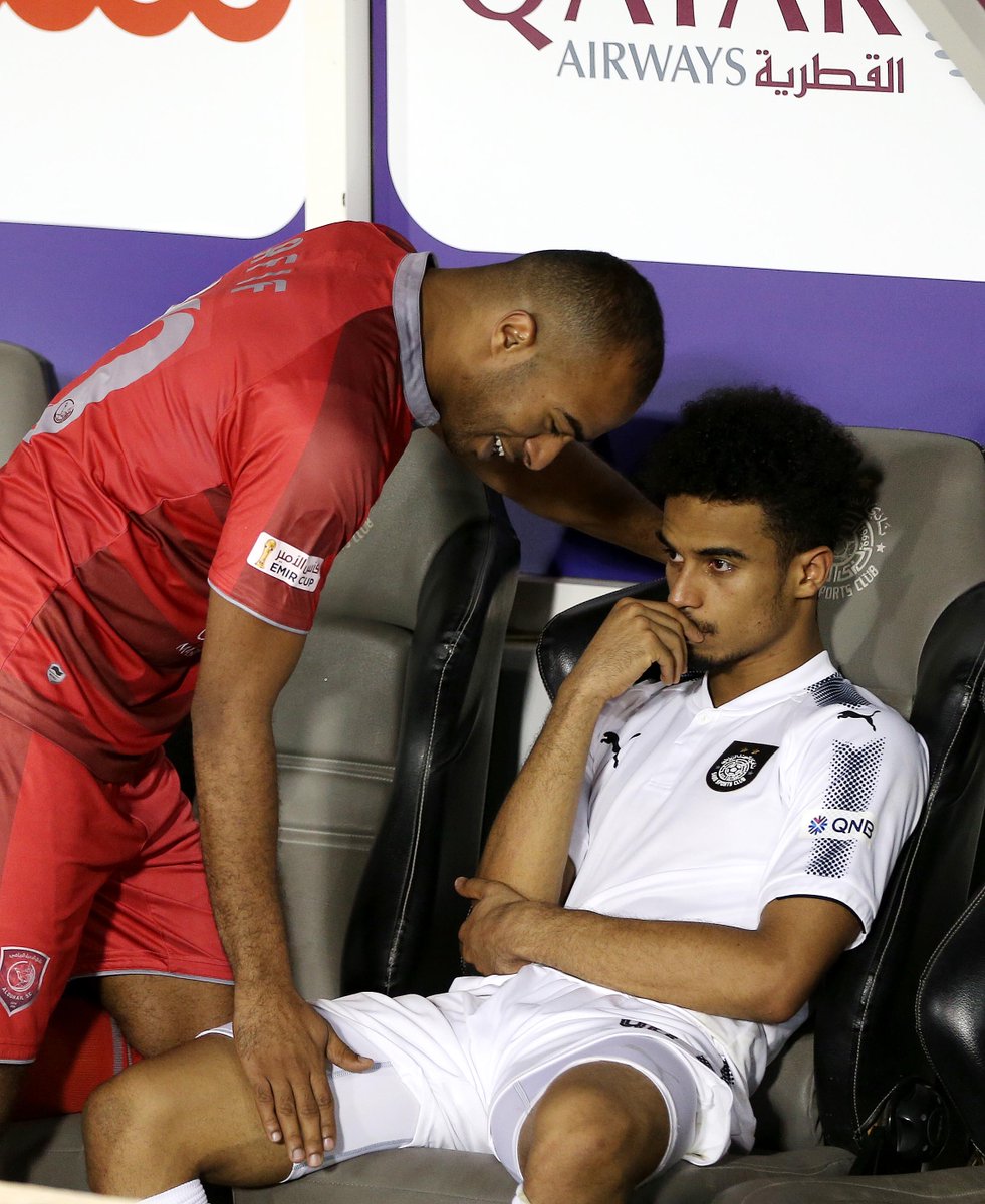 📸 |  علي عفيف لاعب #الدحيل يواسي شقيقه لاعب #السد أكرم عفيف بعد الخسارة والخروج من بطولة #كأس_الأمير