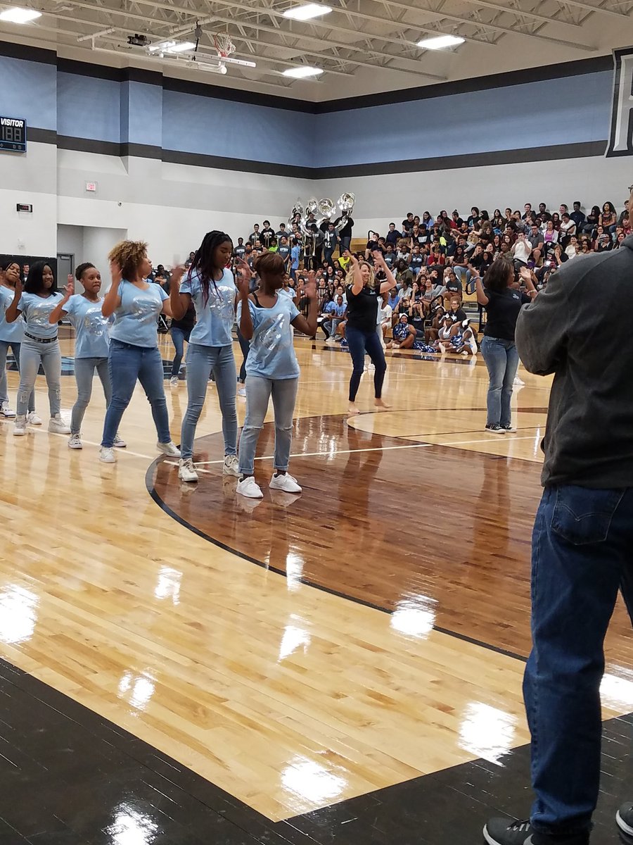 MsEmilyEElliott's tweet photo. And that's how it's done!! @PaetowHS #springpeprally @medickerson @EduDumas #firstyearfire https://t.co/lJHLsMrFMX