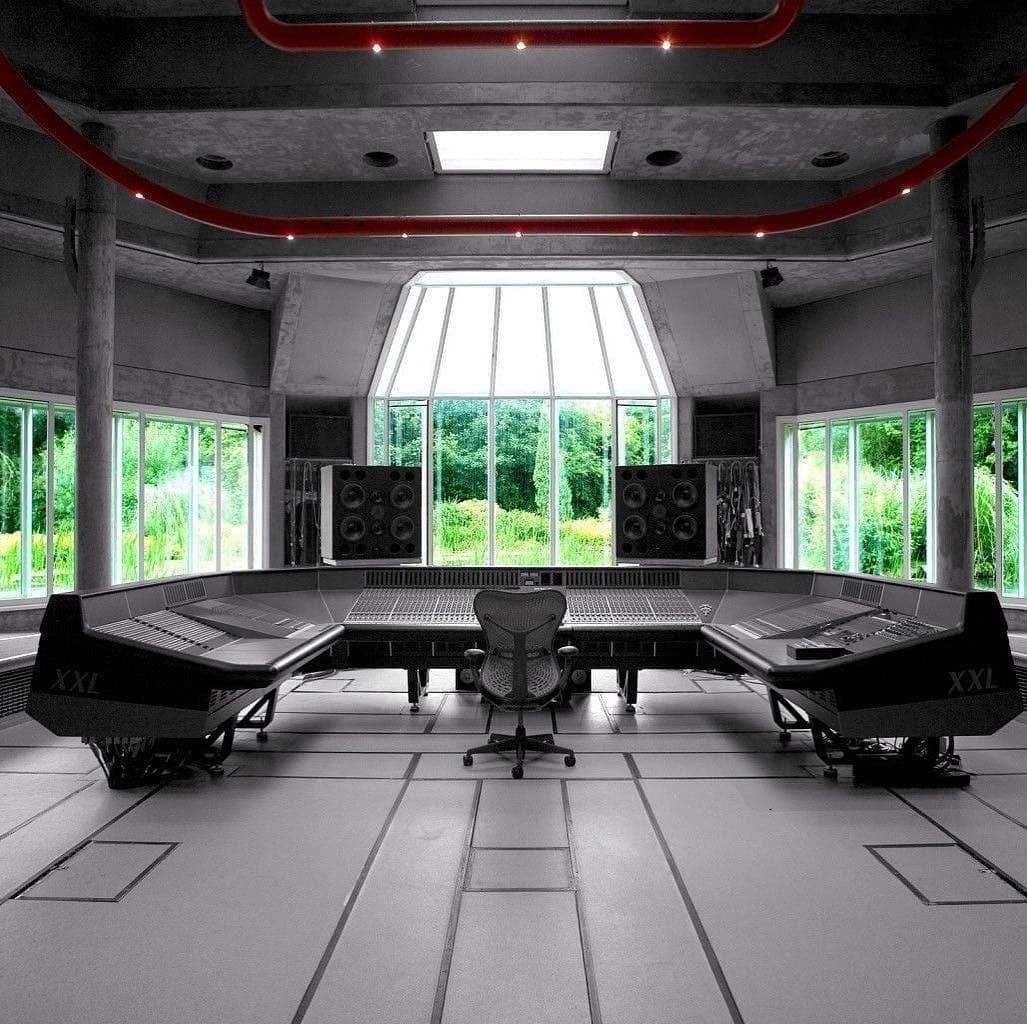 Audiograbber's tweet photo. Wow! This is a huge studio! Looks like it is getting bigger and bigger these days! 😅 ~ @EDMemperors #EDMemperors @BIZBoost #MusicBiz #ART #DJLife #Design #BIZBoost 🚀 https://t.co/F8od01hKe3