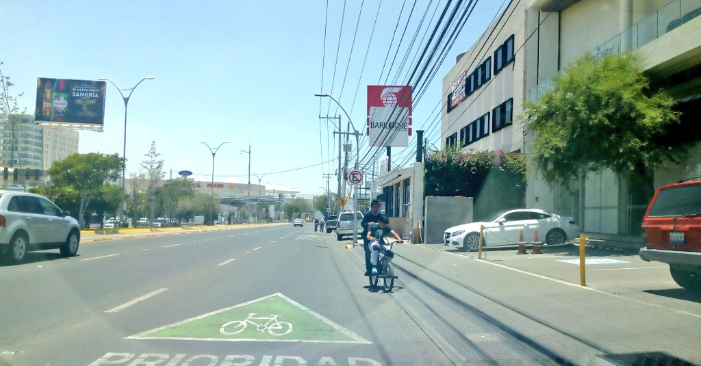 ciclonautasmx's tweet photo. Ciclistas,no debemos de andar en sentido contrario, también tenemos la obligación de ir en la dirección que esté marcada en la vialidad. No somos de plástico. https://t.co/iysBshmLEQ