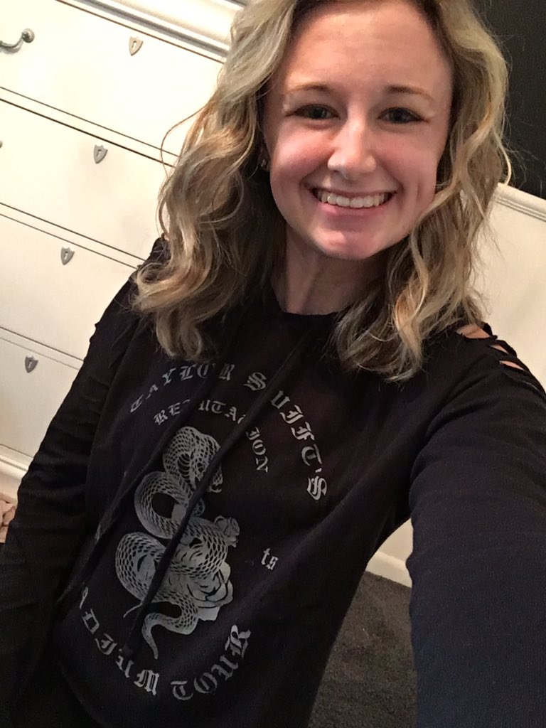 _repuTAYion's tweet photo. LOOK WHAT CAME IN THE MAIL. I LOVE IT SO MUCH! ππ€π @taylorswift13 @taylornation13 @TSOfficialMerch #reptourmerch #reputationstadiumtour https://t.co/sJ6x8Xn3Ax