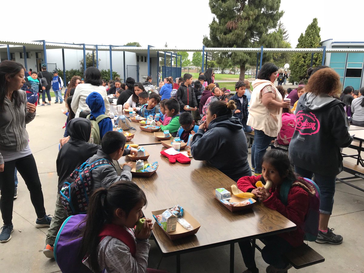 LindoLibrary's tweet photo. @RioLindoPTA Such a privilege to belong to this community at @RioLindoSchool. "Muffins with Mom" to celebrate the mother in all of us! #CaliforniaStatePTA https://t.co/Wllatwsu6r