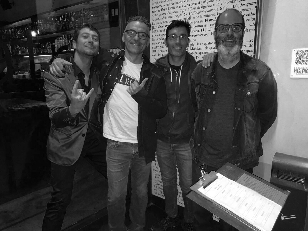 BrunoTannino's tweet photo. 20años después de grabar juntos el #SymbolsOfInvolution (un disco que, aunque minoritario, es leyenda 😎 ✌🏻),anoche me reencontré con los ex-componentes de #Allill.Muy emocionante.Hermoso ver que nos conservamos tan bien. #Viejóvenes 💪🏻 👴🏻 🤘🏻🎸🎶 #MyLifeBeforeWine #Metal https://t.co/YfkmtSSmez